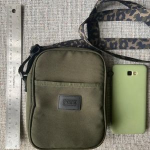 Vs shoulder bag, in good condition.